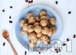 Протеинови вегетариански топчета с овесени ядки, сусамов тахан, ванилов протеин и мед - снимка на рецептата